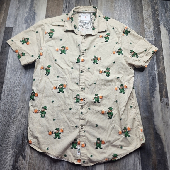 St. Patrick's Day Men's Medium Leprechaun Beers Cheers Short Sleeve Button Down - Picture 1 of 9